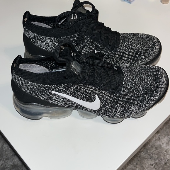 Nike Vapormaxes - Picture 2 of 7